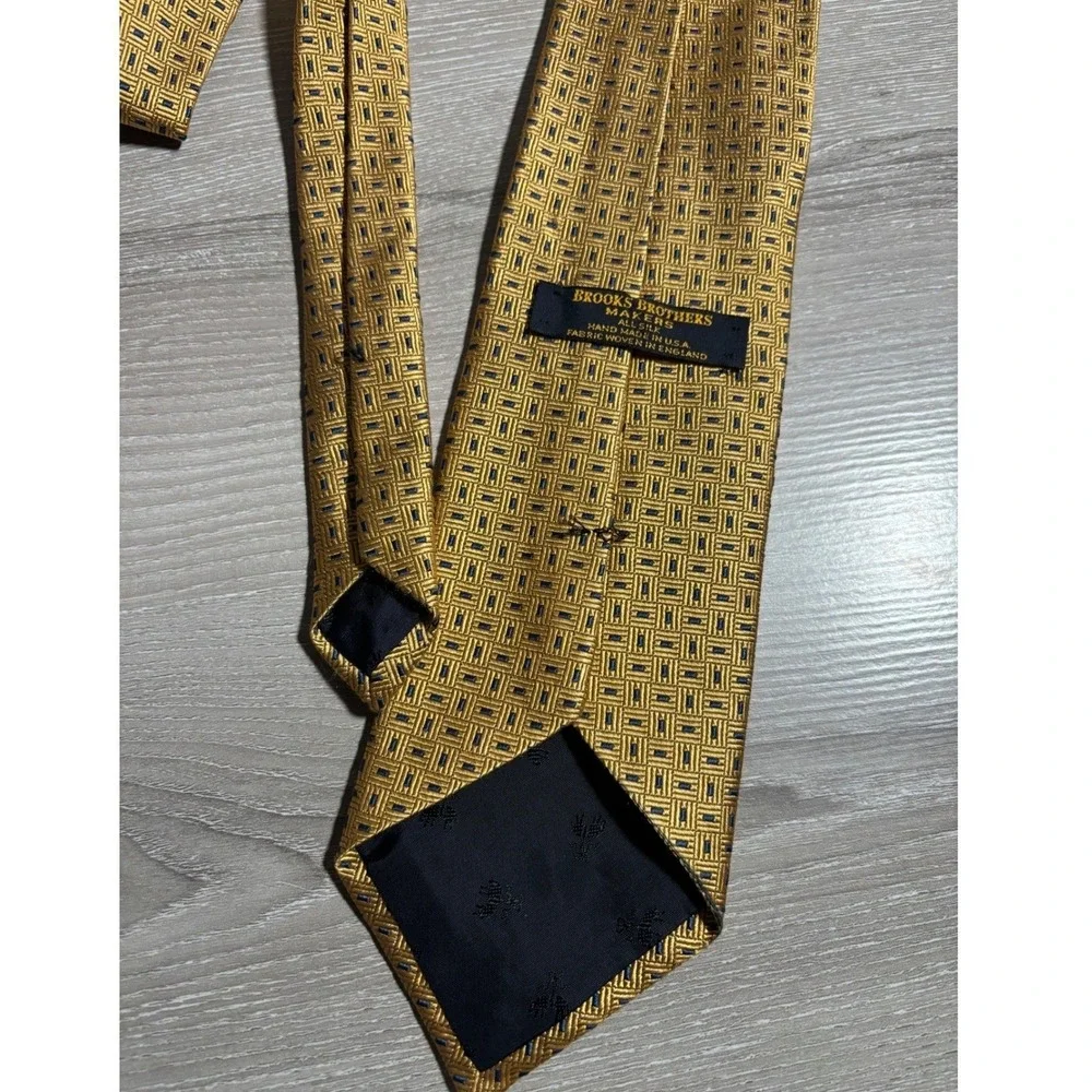 Brooks Brothers Makers Silk Tie Gold Navy Geometric Basketweave Hand Made USA‎